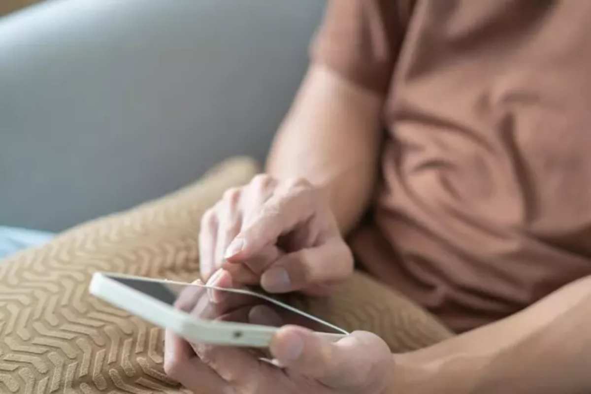 Una donna usa il telefonino