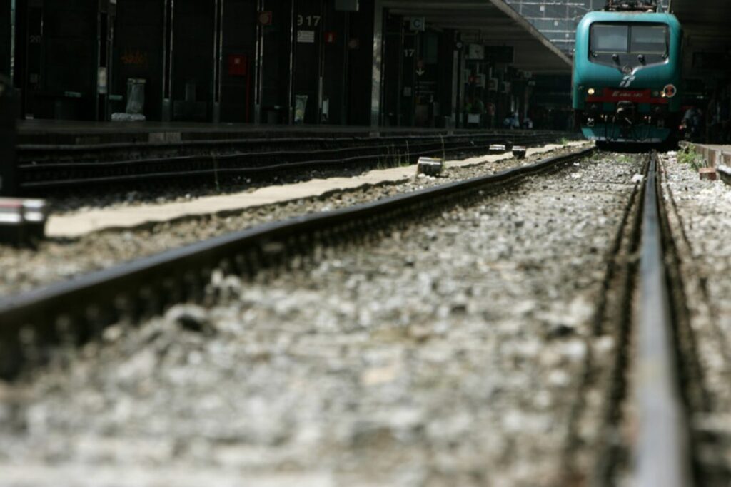 treno su rotaie