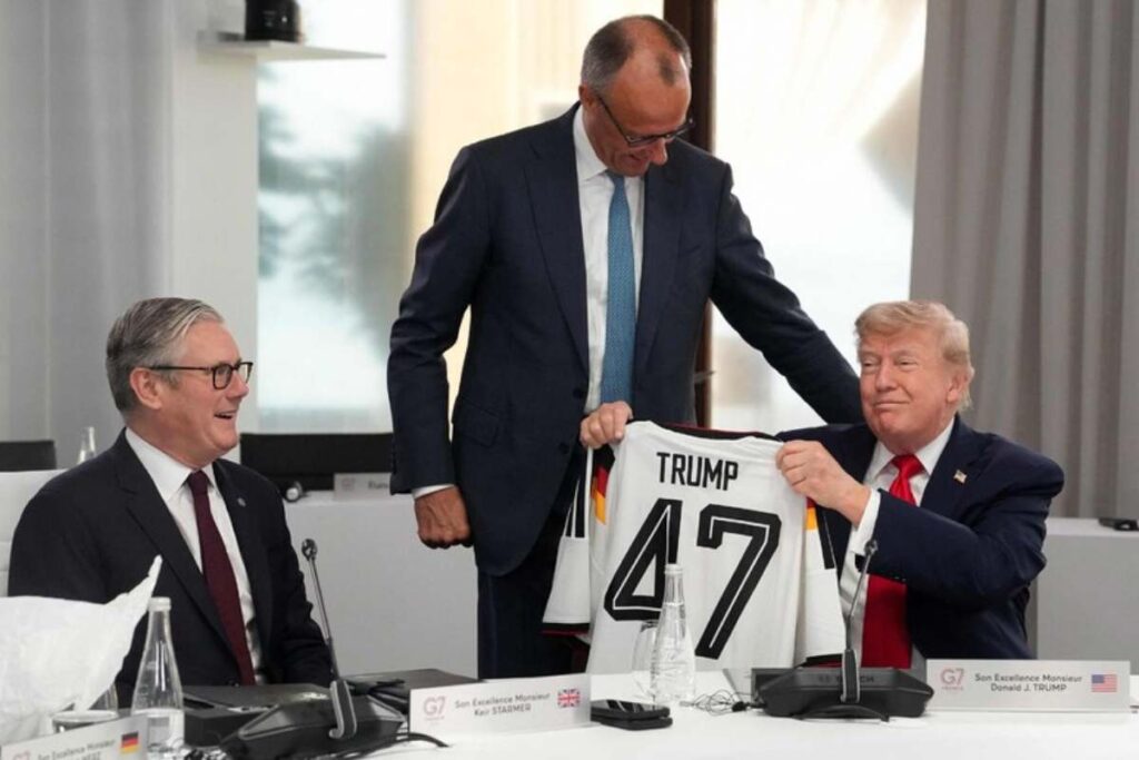 Friedrich Merz regala a Trump una maglietta della Germania con il numero 47 (Trump è il 47esimo presidente degli Usa)