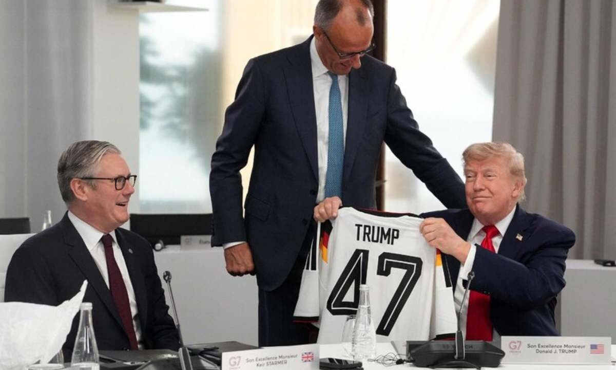 Friedrich Merz regala a Trump una maglietta della Germania con il numero 47 (Trump è il 47esimo presidente degli Usa)