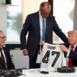 Friedrich Merz regala a Trump una maglietta della Germania con il numero 47 (Trump è il 47esimo presidente degli Usa)