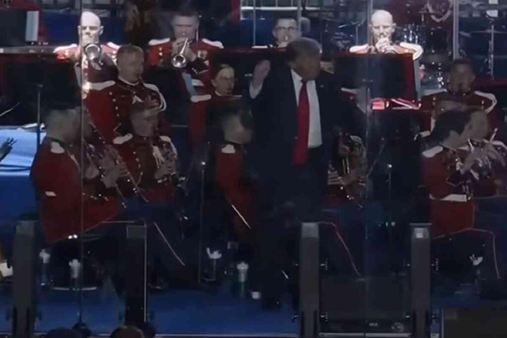 Il video di Trump che balla "Ymca" alla festa per i 250 anni dell'indipendenza americana
