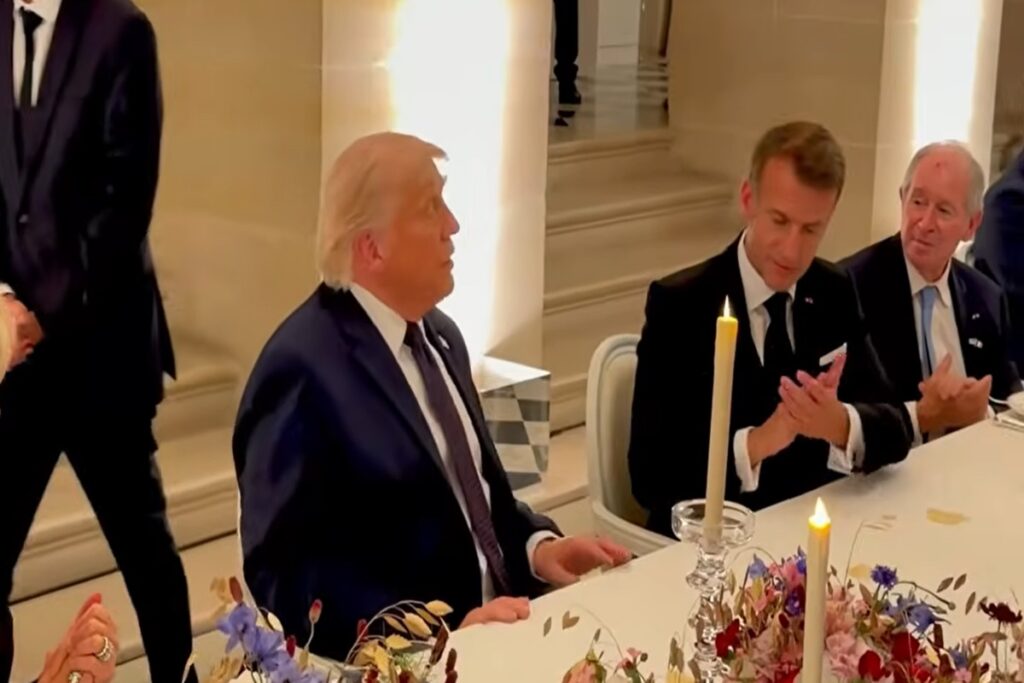 Donald Trump e la firma dell'accordo con l'Iran