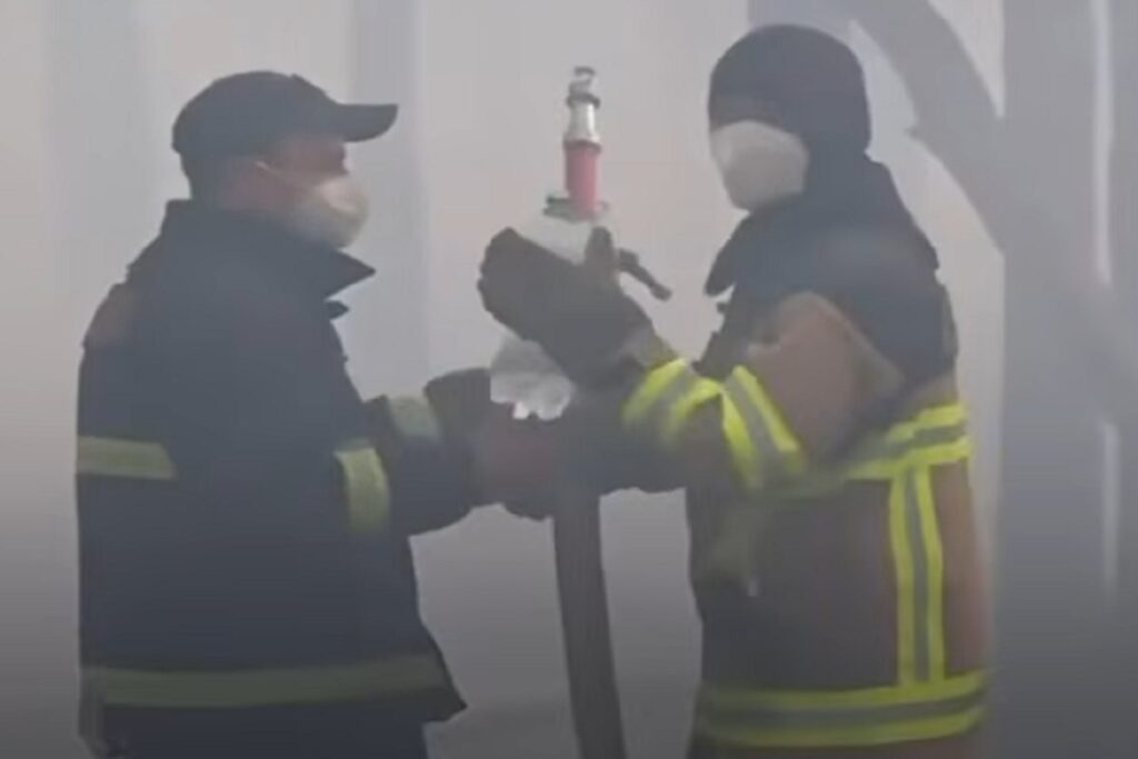 Il video dei Vigili del fuoco che in Ucraina spengono l'incendio boschivo scoppiato vicino al reattore di Chernobyl