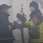 Il video dei Vigili del fuoco che in Ucraina spengono l'incendio boschivo scoppiato vicino al reattore di Chernobyl