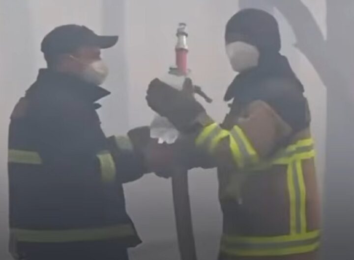 Il video dei Vigili del fuoco che in Ucraina spengono l'incendio boschivo scoppiato vicino al reattore di Chernobyl