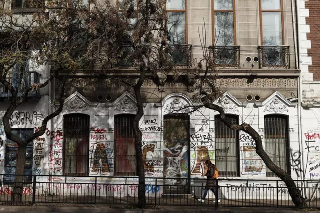 Dei graffiti sul muro