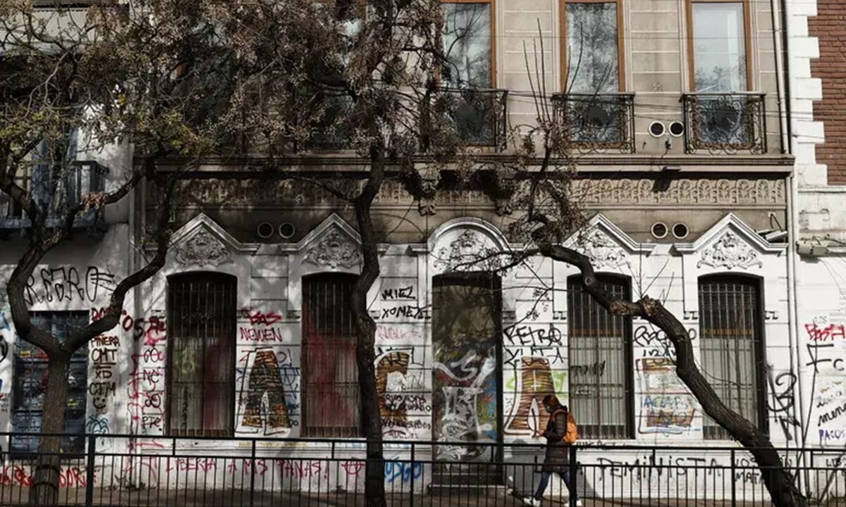 Dei graffiti sul muro