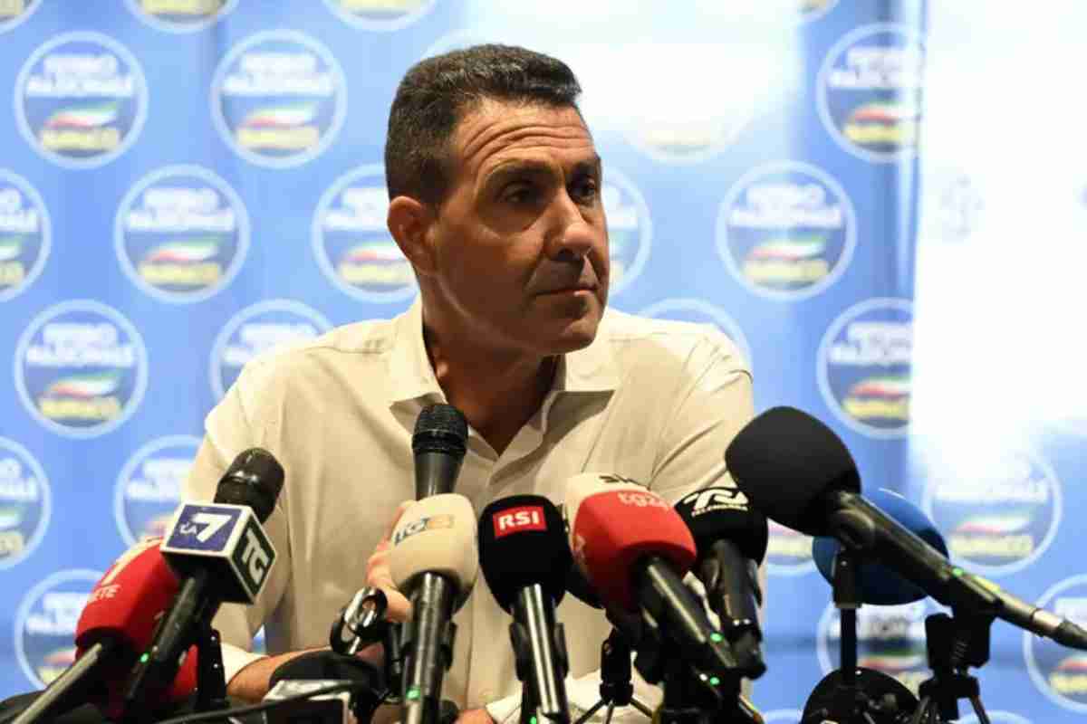 Vannacci: “Via gli immigrati, riportiamo gli italiani a raccogliere i pomodori”. E a scuola “tornino le classi separate per merito”