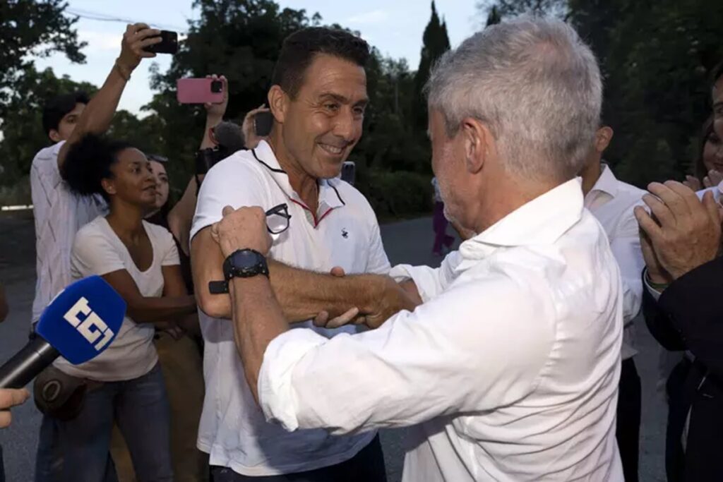 L'ex generale Roberto Vannacci e l'ex sindaco di Roma Gianni Alemanno