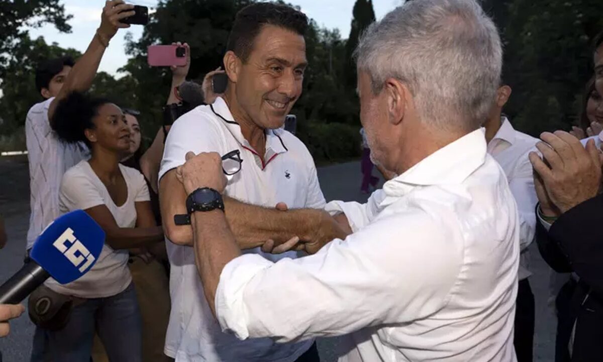 L'ex generale Roberto Vannacci e l'ex sindaco di Roma Gianni Alemanno