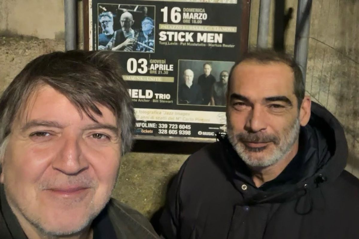 Eder insieme a Leonardo Pavkovic, davanti a un manifesto di un'edizione del festival Let's Get Lost