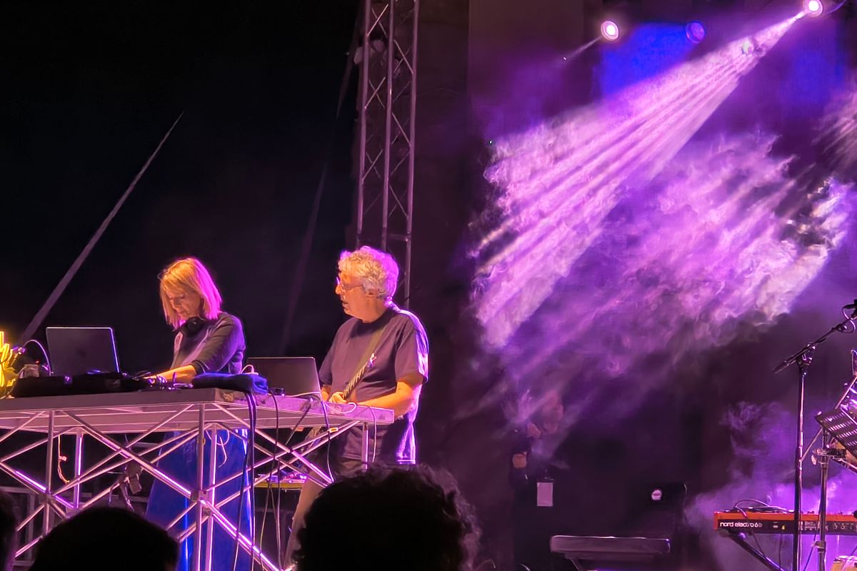 Steve Hillage e Miquette Giraudy nell'esecuzione live di Rainbow Dome Musick lo scorso 24 luglio al MoonJune Festival a Teramo