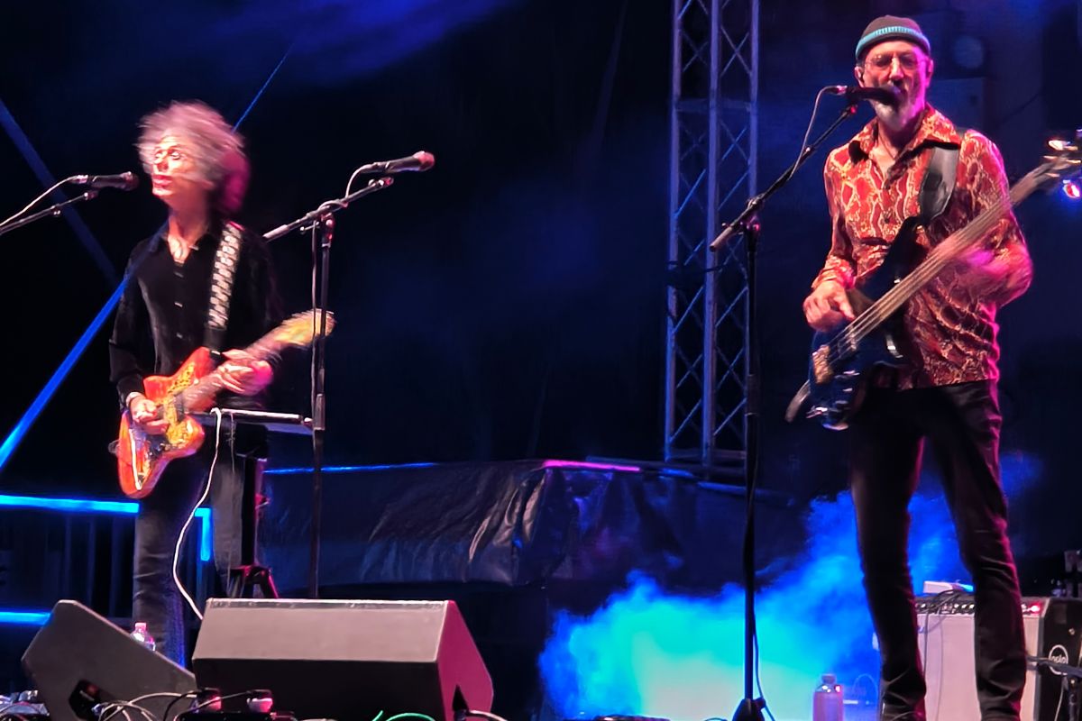 Dave Sturt al basso e Kavus Torabi alla chitarra e voce durante il concerto dei Gong lo scorso 25 luglio al MoonJUne Festival a Teramo