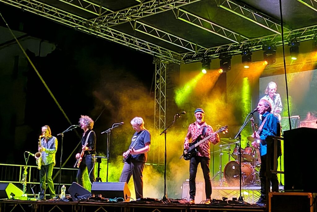 I Gong con Steve Hillage sul palco durante il concerto al MoonJune Festival di Teramo