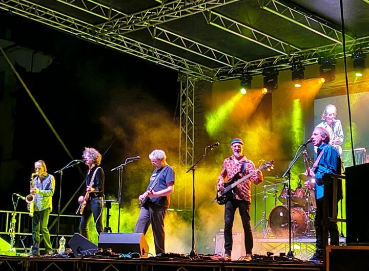 I Gong con Steve Hillage sul palco durante il concerto al MoonJune Festival di Teramo