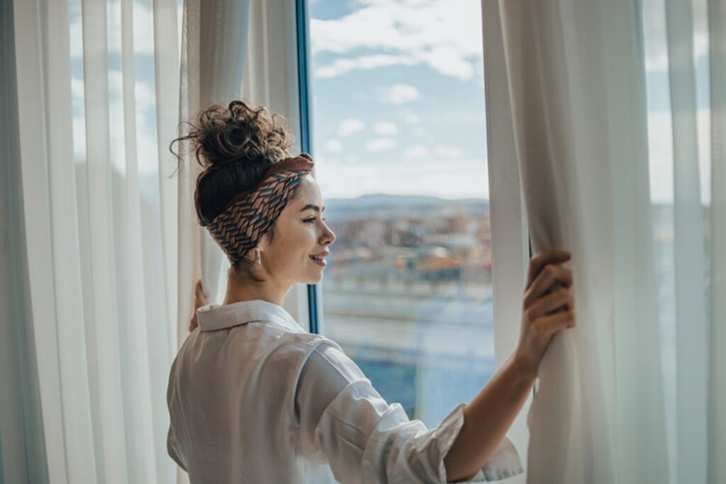 Una donna alla finestra