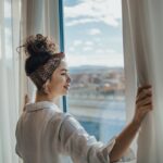 Una donna alla finestra