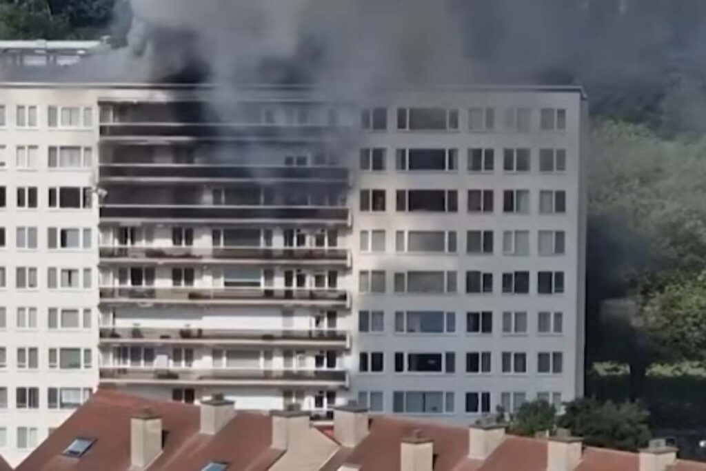 Incendio in un palazzo ad Anversa