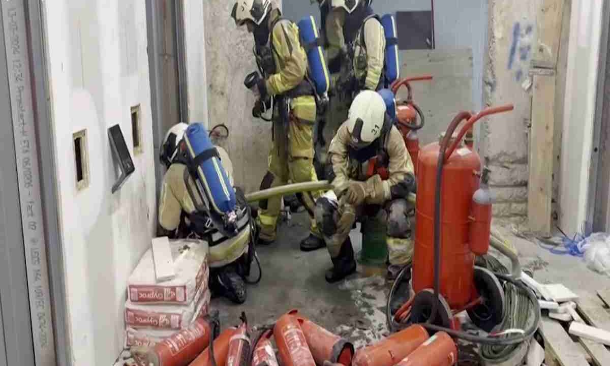 Incendio nella torre Oxy a Bruxelles, ci sono morti e dispersi: i Vigili del Fuoco trovano dei corpi nel vano ascensore
