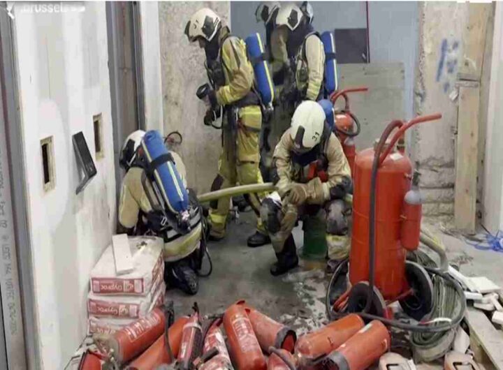 Incendio nella torre Oxy a Bruxelles, ci sono morti e dispersi: i Vigili del Fuoco trovano dei corpi nel vano ascensore