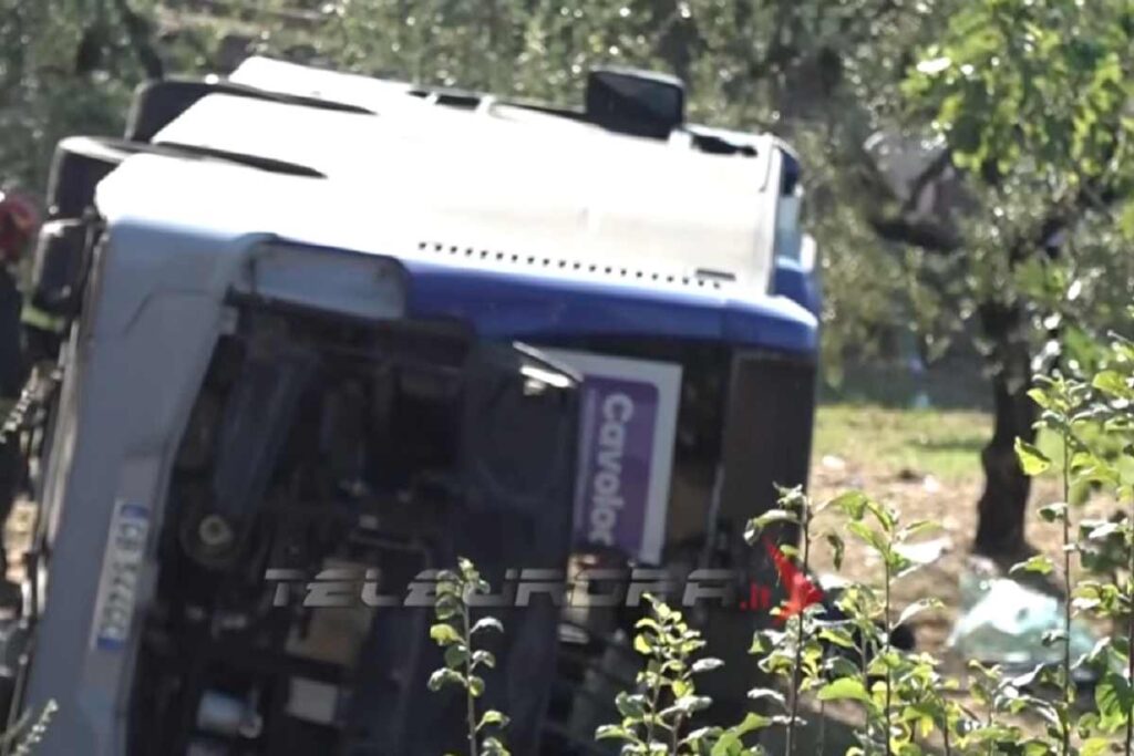 Il bus finito fuori strada a Formia