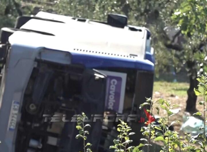 Il bus finito fuori strada a Formia
