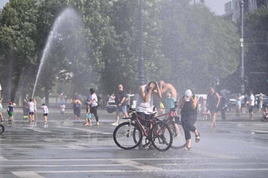 Persone cercano refrigerio per combattere il caldo
