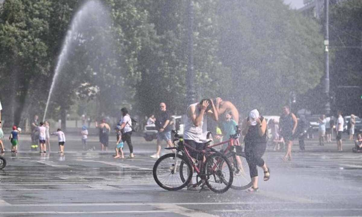 Persone cercano refrigerio per combattere il caldo