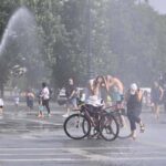 Persone cercano refrigerio per combattere il caldo