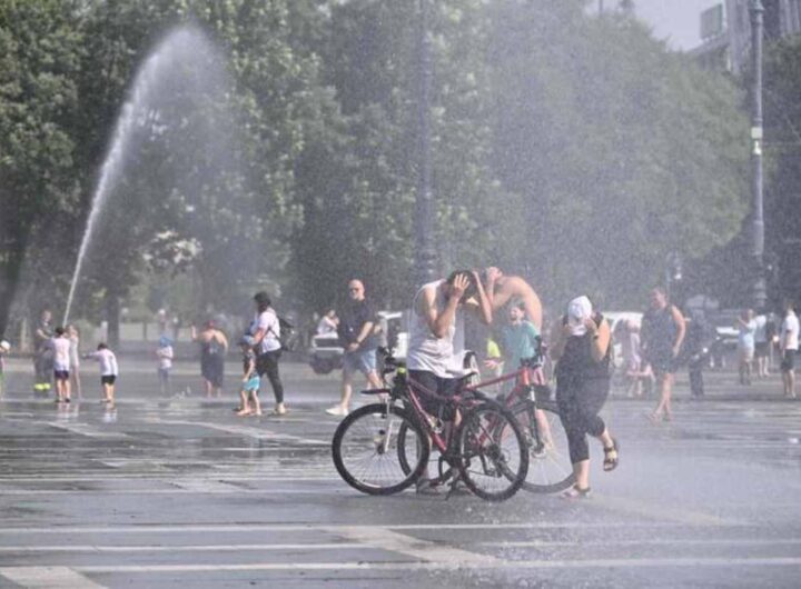 Persone cercano refrigerio per combattere il caldo