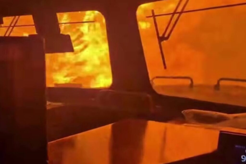 Treno merci circondato dalle fiamme