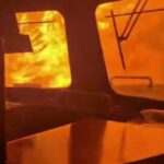 Treno merci circondato dalle fiamme