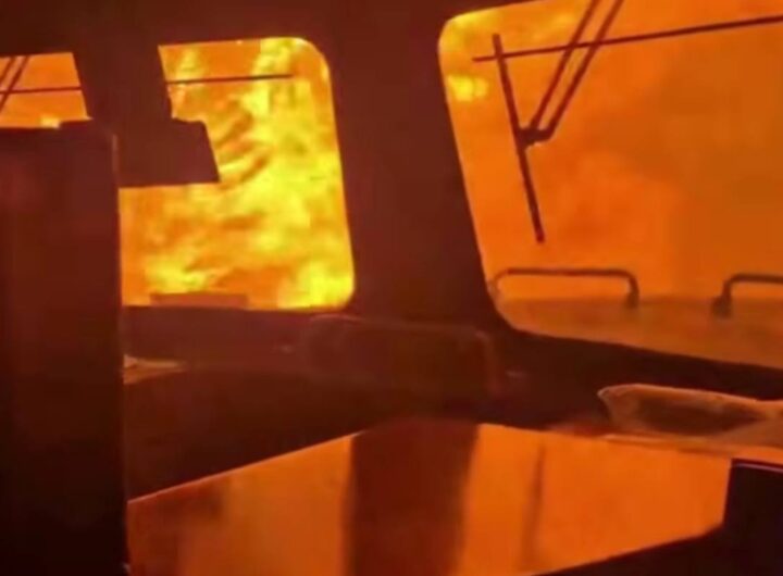 Treno merci circondato dalle fiamme