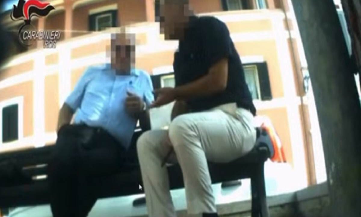 Spionaggio per conto della Russia, due arresti a Roma, il video con la consegna dei soldi e delle informazioni