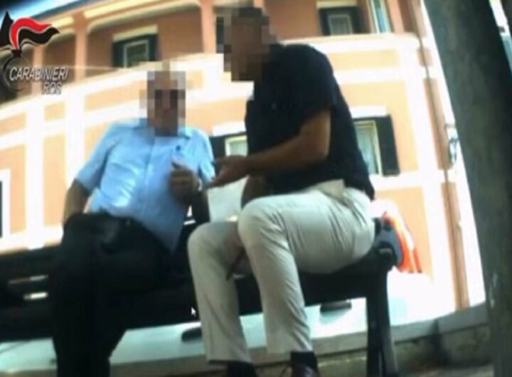 Spionaggio per conto della Russia, due arresti a Roma, il video con la consegna dei soldi e delle informazioni
