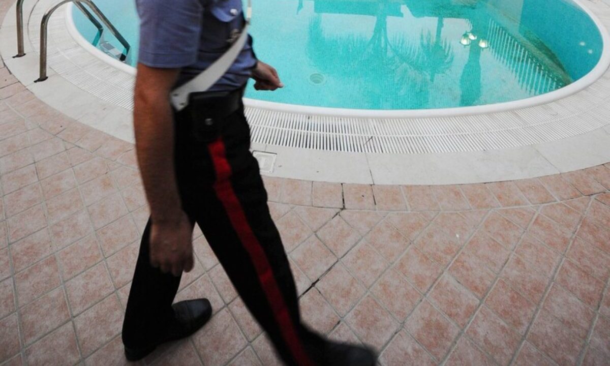 carabiniere a bordo piscina