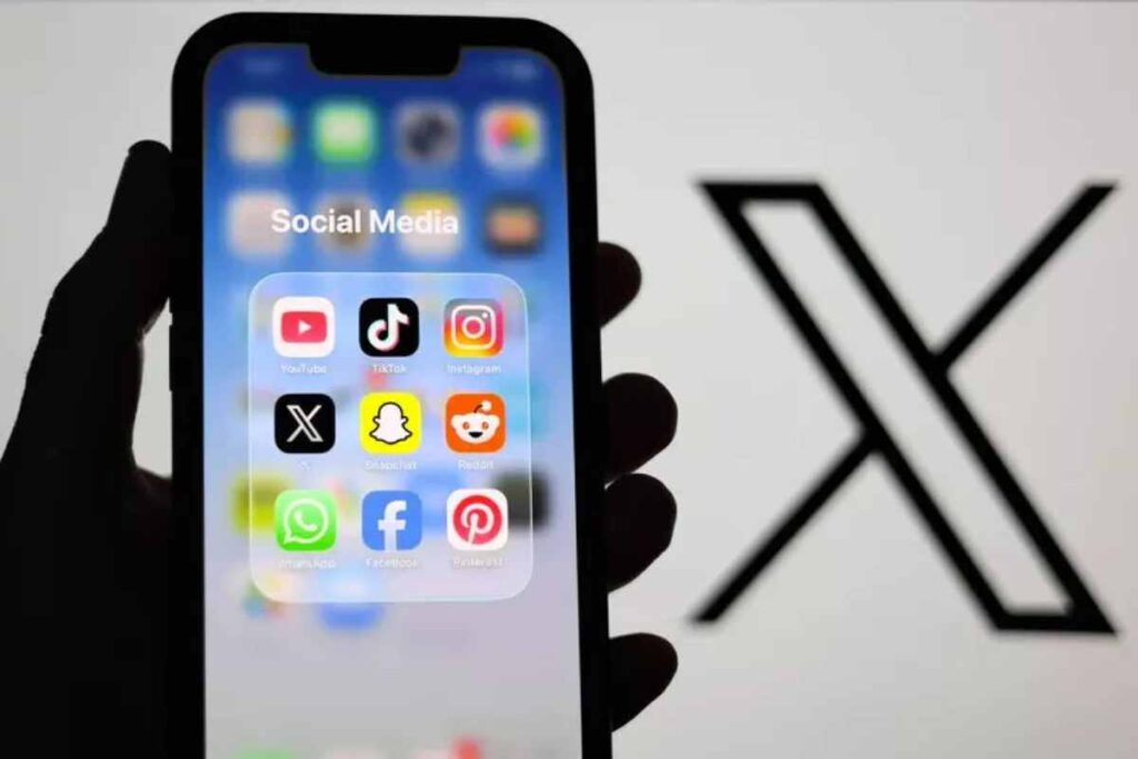 Un telefonino con le icone dei social network
