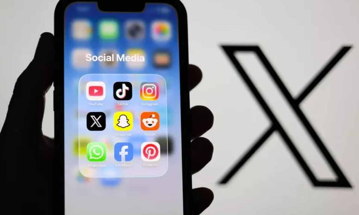 Un telefonino con le icone dei social network