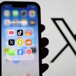 Un telefonino con le icone dei social network