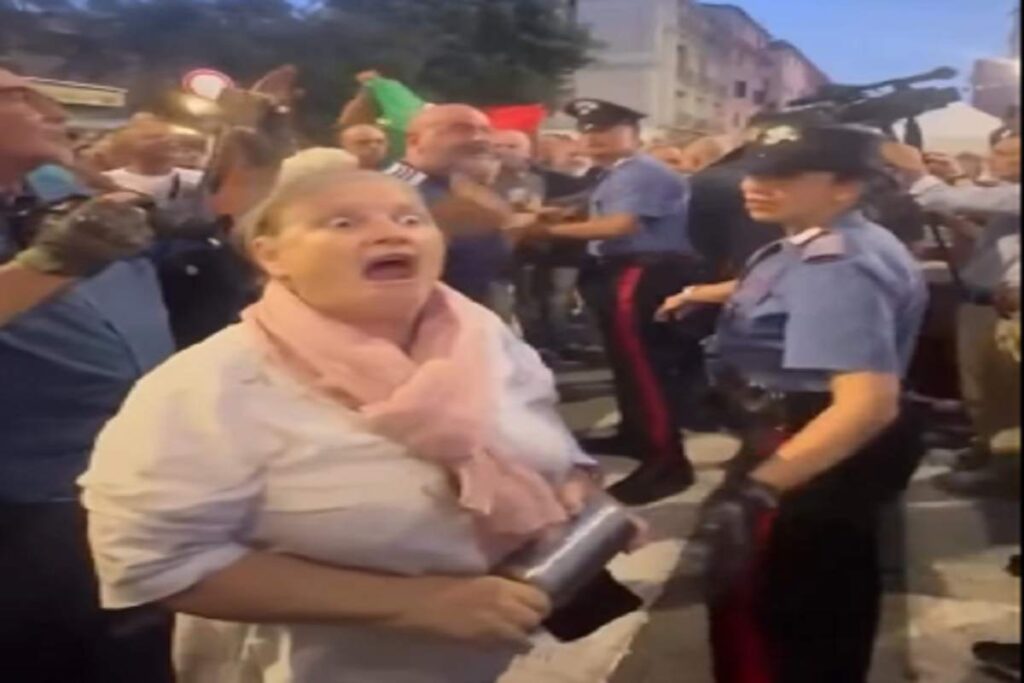 Una partecipante al corteo in cui a Genova sono stati aggrediti i giornalisti