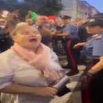 Una partecipante al corteo in cui a Genova sono stati aggrediti i giornalisti