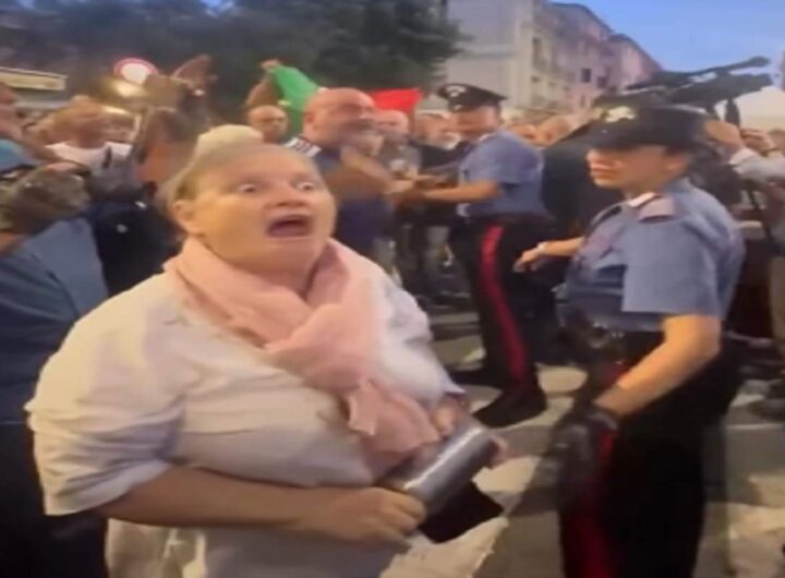 Una partecipante al corteo in cui a Genova sono stati aggrediti i giornalisti