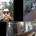 Il video dell'esponente di Fratelli d'Italia che partecipa alla seduta comunale in collegamento da Gardaland