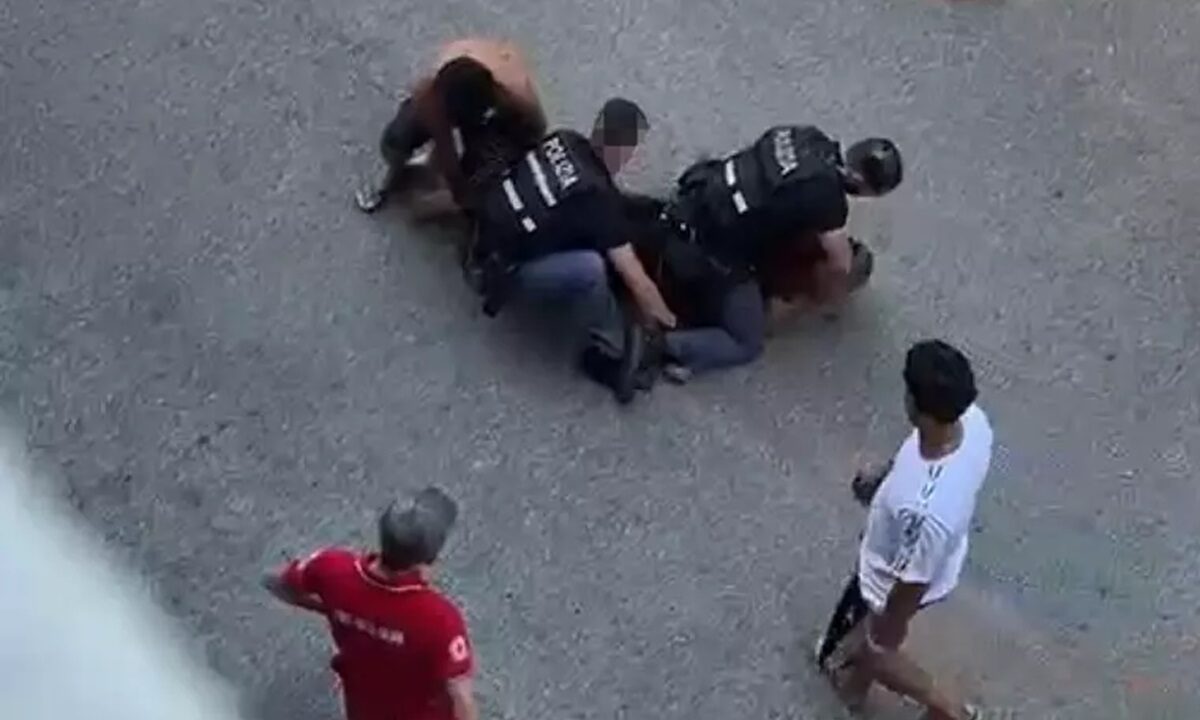 L'uomo ammanettato e morto a Bologna, le prime immagini