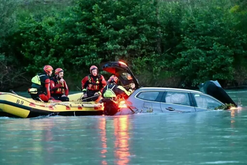 Fiume Isarco, l'intervento dei soccorritori