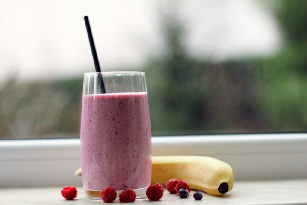frullato proteico con banana e frutti di bosco