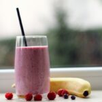 frullato proteico con banana e frutti di bosco