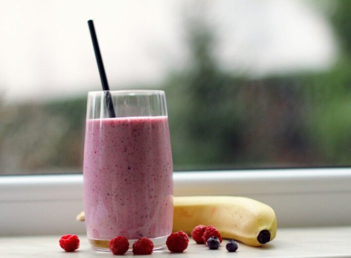 frullato proteico con banana e frutti di bosco