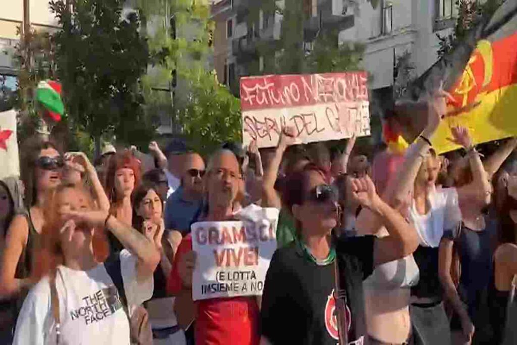 Vannacci contestato a Pescara al grido "fascisti carogne, tornate nelle fogne". Polizia evita il contatto tra i due schieramenti
